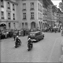 Romanian embassy occupation (1955), trial, onlookers waiting for the arrival of the accused 1956