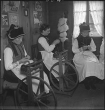 Women from Valais, spinning, around 1950 .