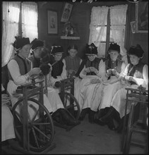 Women from Valais, spinning, around 1950 .