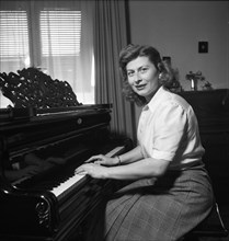 Kitty Tschirren, pianist 1949 .