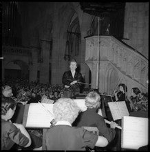 Hedy Salquin, conductor ca. 1955 .