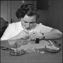 First female master watchmaker in Switzerland: Mrs. Gschwind-Wiedenmann, 1952