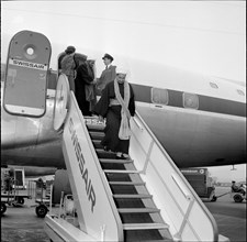 Descending gangway