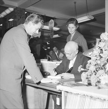 Richard Katz signs in the Jelmoli department store, 1958