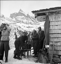 Emergency landing on the Swiss Gauli glacier of a US army Dakota airplane, 12 survivors waited