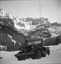 Emergency landing on the Swiss Gauli glacier of a US army owned Dakota airplane, 12 survivors