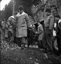 Emergency landing on the Swiss Gauli glacier of a US army owned Dakota airplane, 12 survivors