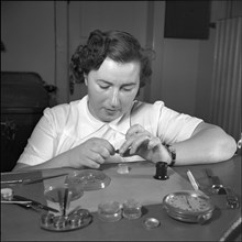 First female master watchmaker in Switzerland: Mrs. Gschwind-Wiedenmann, 1952