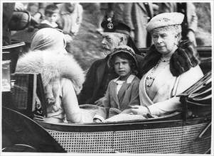 König George V with granddaughter Elizabeth and wife Mary, ca. 1935