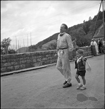 Emmanuel de Graffenried and son Leo, 1950