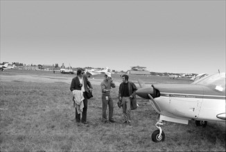 Illustré team on La Cote airport, amongst others Reto Hügin, 1972