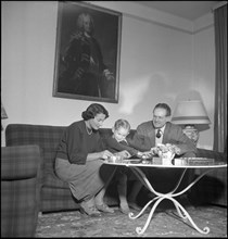 Emmanuel de Graffenried and family, 1950