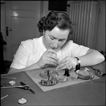 First female master watchmaker in Switzerland: Mrs. Gschwind-Wiedenmann, 1952