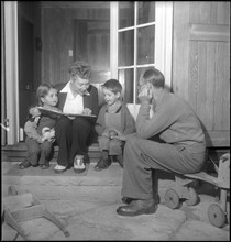 Elsie Attenhofer with children and Max Werner Lenz around 1955