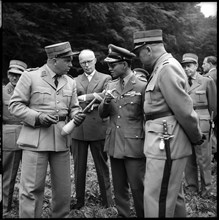 King Bhumibol (c) with Swiss officers, 1960