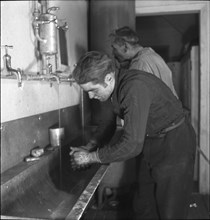 They work in the factory Schroeder where peat soaked in used oil becomes the fuel substitute