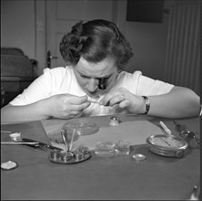 First female master watchmaker in Switzerland: Mrs. Gschwind-Wiedenmann, 1952