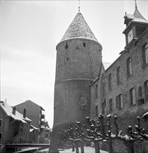 The corner tower of Yverdon Castle, cracks in the wall, 1952