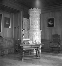 Table in front of a tiled stove at Jegenstorf Castle, around 1955