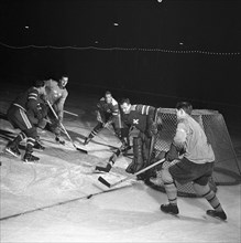 Ice Hockey WCH Basle 1953: Switzerland - Sweden, goalkeeper Bänninger