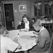 Jeannette Altwegg taking care of british war orphans at Pestalozzi Village, Trogen 1952