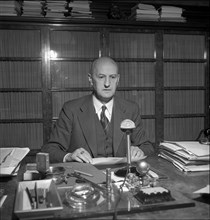 Federal Councillor Philipp Etter working, ca. 1955