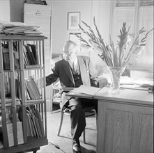 Federal Councillor Josef Escher at home in Brigue 1950