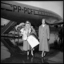 Pianist Eileen Joyce, arrival at Zuirch-Kloten airport 1952