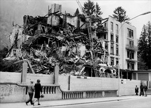 Demolition of the burned down Hotel Schweizerhof, Interlaken 1971