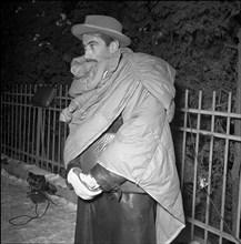 Reporter waiting, Romanian embassy Berne occupied by four armed Romanians, 1955