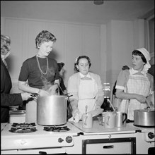 The 'best housewife of America' visits the housekeeping school in Zurich 1954