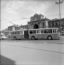 Trolley bus infront of the Zurich main railway station, around 1955