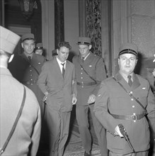 Policemen bringing the culprit to the court, trial against Donald Brown, Winterthur 1959