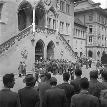 Romanian embassy occupation (1955), trial, onlookers waiting for the arrival of the accused 1956