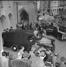 Romanian embassy occupation (1955), trial, onlookers waiting for the arrival of the accused 1956