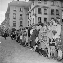 Romanian embassy occupation (1955), trial, onlookers waiting for the arrival of the accused 1956