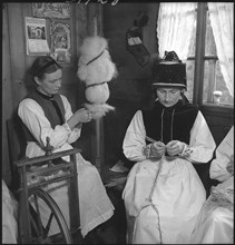 Women from Valais, spinning, around 1950