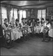 Women from Valais, spinning, around 1950