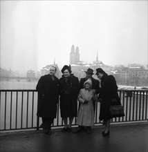 Pierino Gamba (front center) an his entourage in Zurich 1947