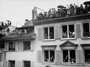 Winston Churchill in Zurich 1946: People looking out of windows.