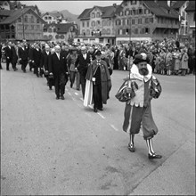 Federal council Rubattel at procession, Obwalden voter's meeting 1954.