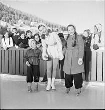 European championship of figure skating in Davos 1947: Barbara Ann Scott with local kids.