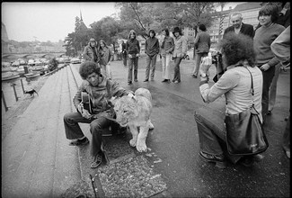 Alexis Korner with his lion in Zurich 1972.