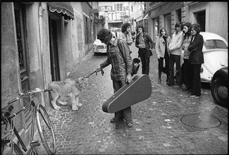 Alexis Korner with his lion in Zurich 1972.