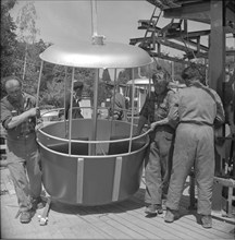 Assembling the gondolas for the SAFFA fair, 1958.