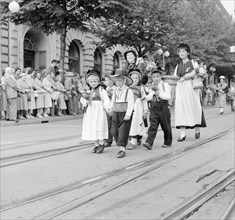 SAFFA fair 1958: procession on canton Valais's day.