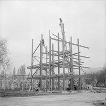 SAFFA 1958: constructing the ""Wohnturm"" (Residential Tower).