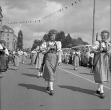 SAFFA fair 1958: women carrying rifles at procession on canton Zug's day.