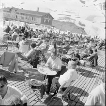 Kleine Scheidegg, tourists sitting at sunroof; 1950.