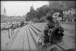 Alexis Korner with his lion in Zurich 1972.